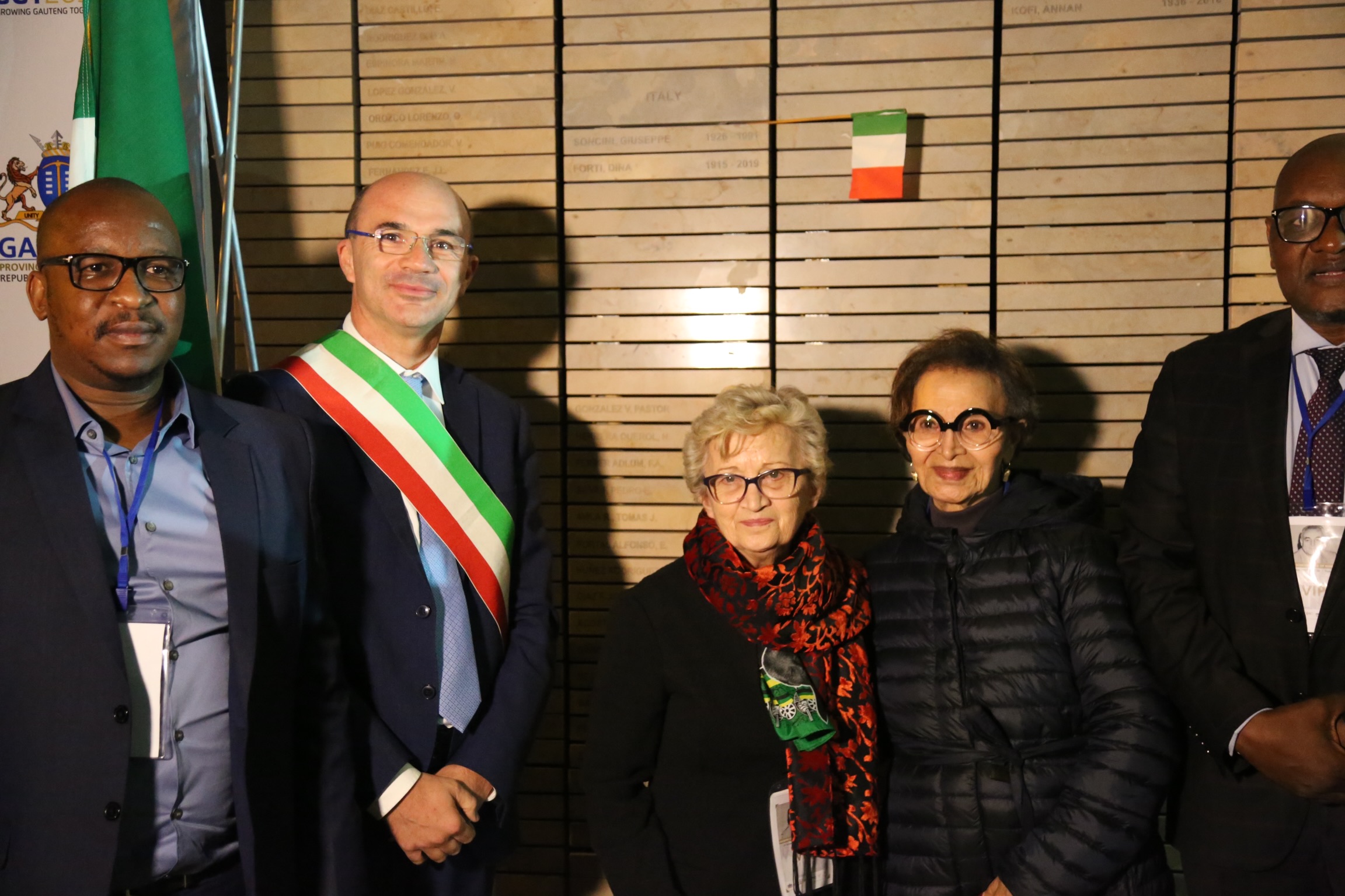 Il Sindaco Luca Vecchi, Bruna Ganapini Soncini, moglie di Giuseppe e i rappresentanti del governo Sudafricano e dell'ambasciata.