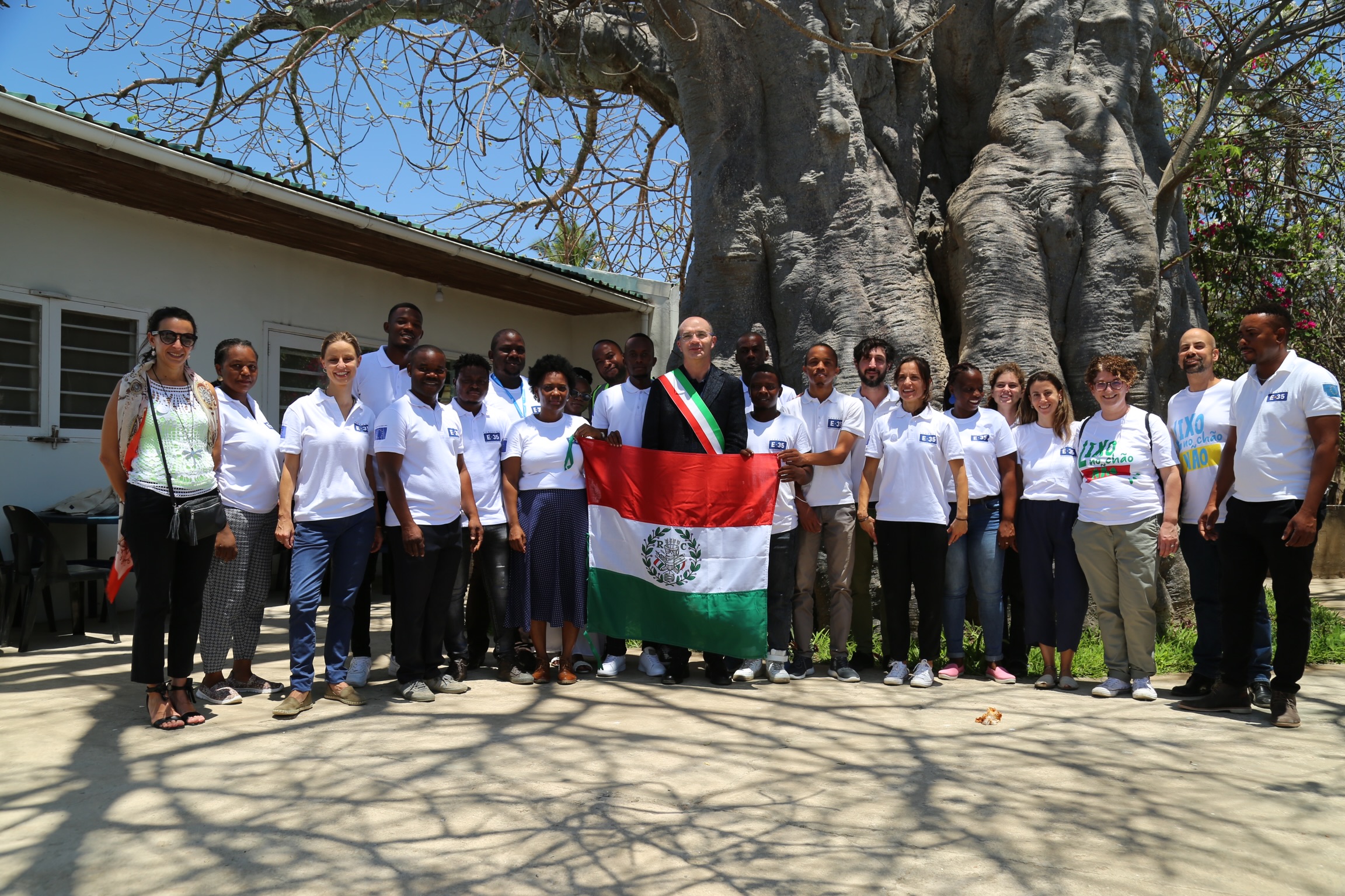 La consegna del Primo Tricolore all'ufficio di Fondazione E35 a Pemba